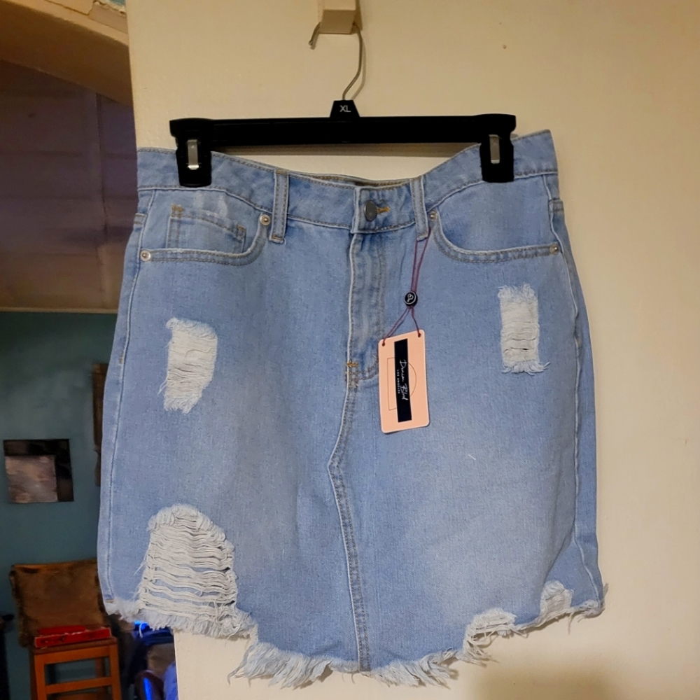 DENIM BLVD. DISTRESSED MINI SKIRT